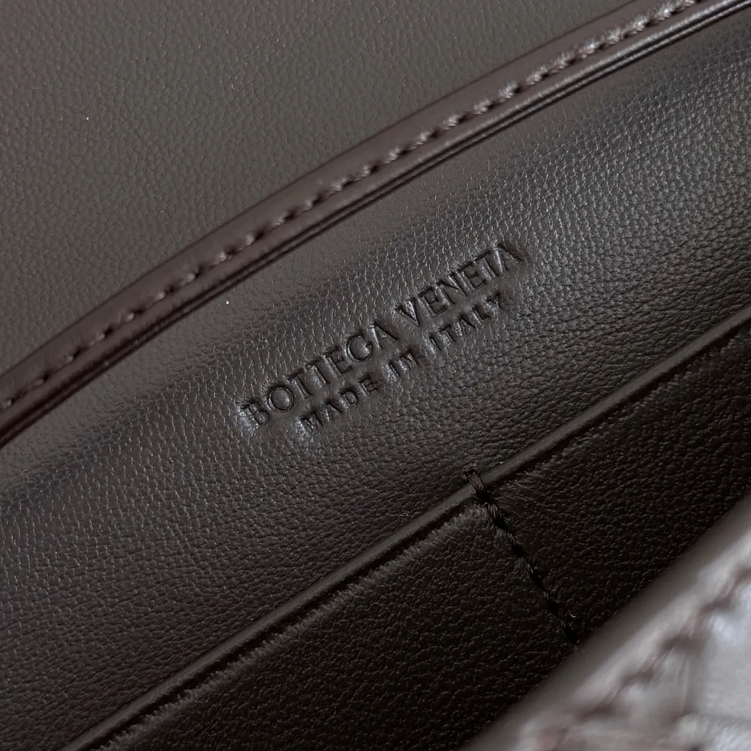 Batch 1560 Bottega Veneta 2025 early autumn series Andiamo handbag, a really good bag, mini crossbody bag, classic woven leather clutch, metallic button and rope closure, simple but not simple, elegant texture, elegant weaving attitude. Style number: 836940 Size: 19*12.6*2cm